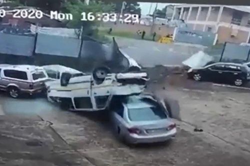 Xe van đâm như búa bổ tan nát 2 sedan
