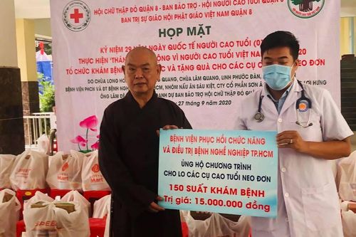 Chùa tổ chức trung thu, trao quà người nghèo, tặng cơm chay