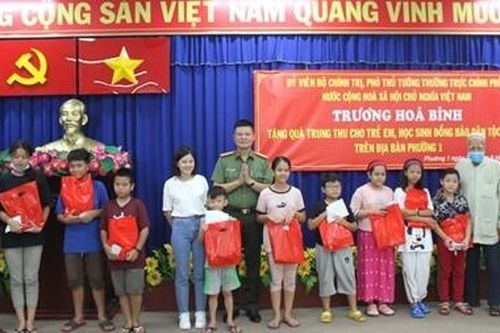 Phó Thủ tướng Thường trực tặng quà trung thu cho thiếu nhi đồng bào dân tộc Chăm