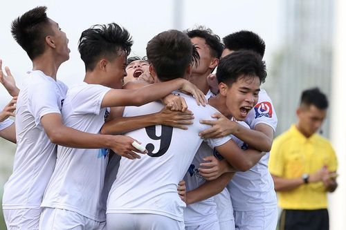 U17 Học viện Nutifood nhận thưởng trước trận chung kết U17 VĐQG