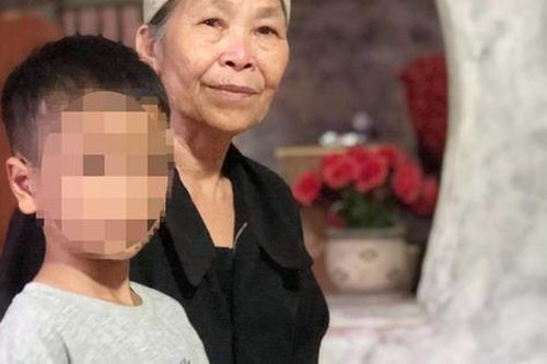 Bé trai 9 tuổi bị bố nhiều lần dùng điếu cày đánh đập vẫn còn mơ sảng, hoảng loạn