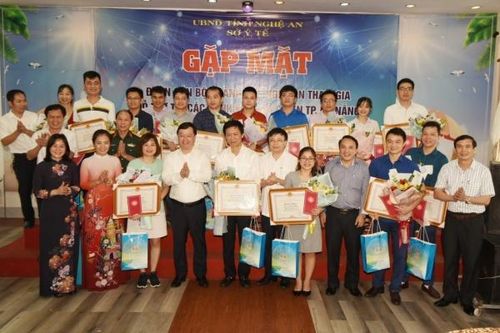 Bác sĩ Nghệ An 'chi viện' cho Đà Nẵng được khen thưởng