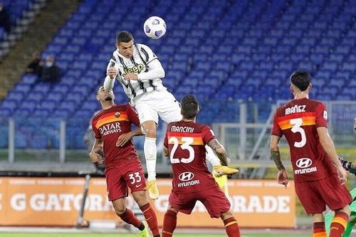 Xem Ronaldo bật nhảy như siêu sao bóng rổ để ghi bàn