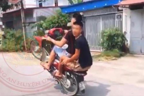 Xử phạt 2 nam thanh niên 'bốc đầu' xe máy