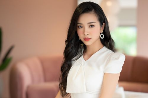 Á hậu Thúy An: 'Bạn trai là tiến sĩ, 12 năm sống ở Anh'