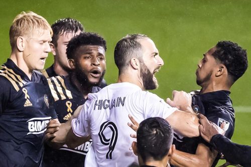 Higuain nổi nóng sau khi đá hỏng phạt đền