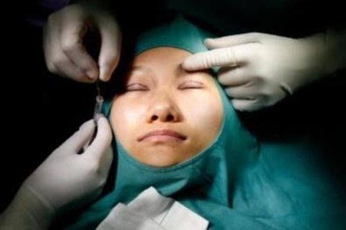Phụ nữ Đông Nam Á tranh thủ đi phẫu thuật thẩm mỹ sau dịch