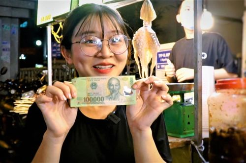 Ăn vặt ở phố lồng đèn TP.HCM với 100.000 đồng