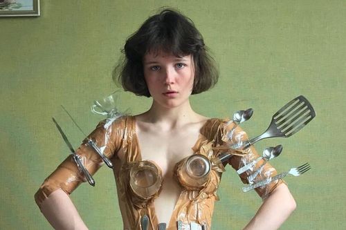 Cô gái nổi tiếng với tài làm váy áo từ mỳ, vỏ bánh kẹo