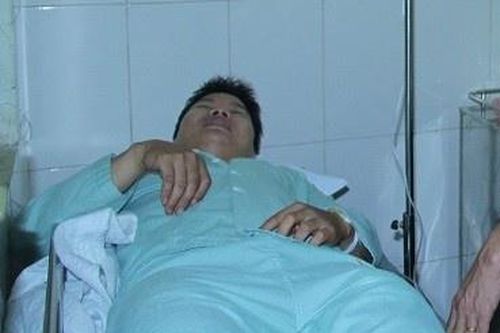 Hai công an bị đâm trọng thương
