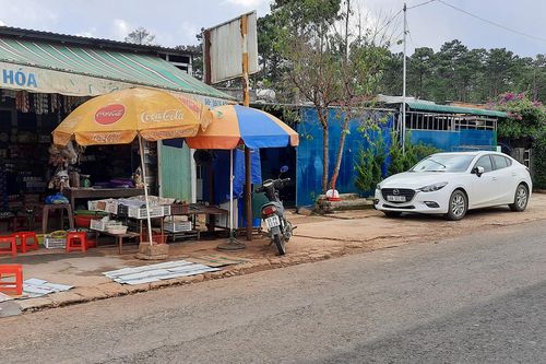 Những người giữ rừng làm nhà ở... trên đất rừng?