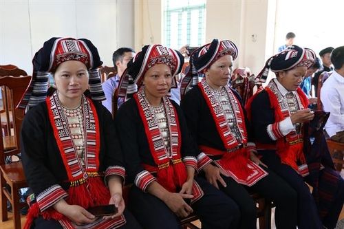 Khơi dậy nghề thêu, dệt thổ cẩm của người Dao Đỏ tại Hà Giang