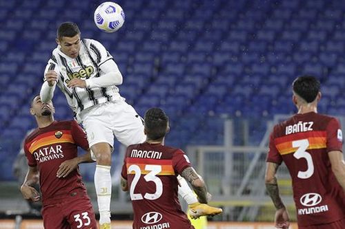 Ronaldo lập siêu phẩm: Bật cao, dừng trên không, ghi bàn ngoạn mục