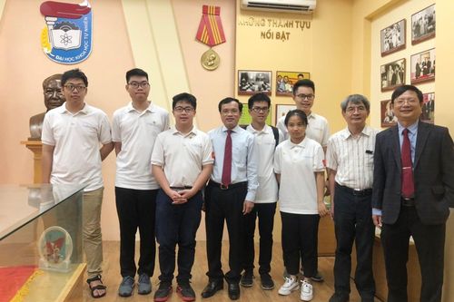 Lần đầu tiên, học sinh lớp 10 giành 2 Huy chương Vàng tại Olympic Toán học quốc tế năm 2020