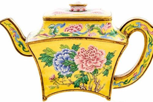 Dọn gara cũ vô tình phát hiện báu vật của vua Càn Long, bán hàng tỷ đồng