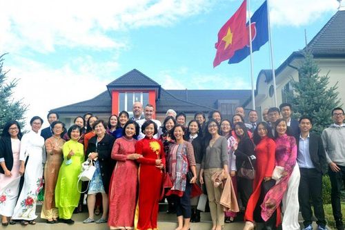 Gặp gỡ cộng đồng người Việt Nam tại Thụy Sỹ nhân kỷ niệm 75 năm Quốc khánh Việt Nam
