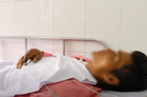 Người đàn ông bị rắn hổ chúa cắn phải tháo khớp ngón tay