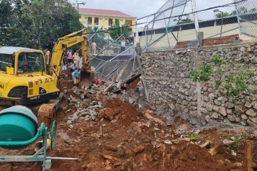 Sập bờ kè Phòng CSGT, 1 người tử vong