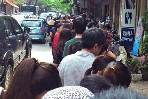 Người xếp hàng dài mua bánh trung thu, phố Hà Nội ùn tắc