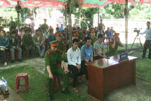 Mê tín hủ tục 'cầm đồ thuốc độc' ba thanh niên chia nhau 46 năm tù về tội giết người