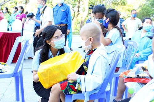 Mang Trung thu đến với trẻ nghèo