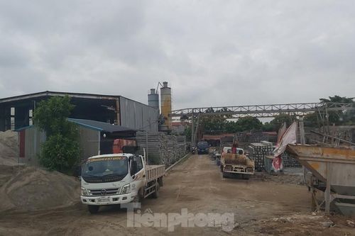 Nhan nhản trạm bê tông, bãi cát trái phép ở đoạn đê sông Hồng bị cày nát