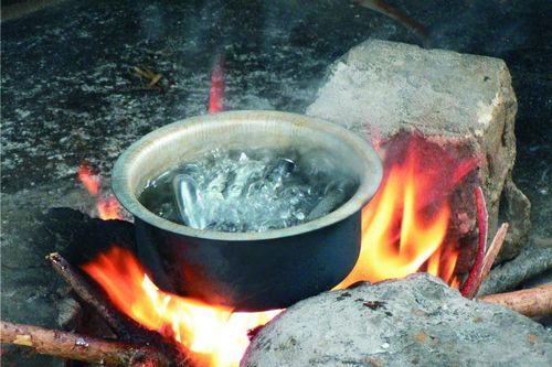 Dội nước sôi sùng sục vào háng bạn trai vì nghi ngoại tình