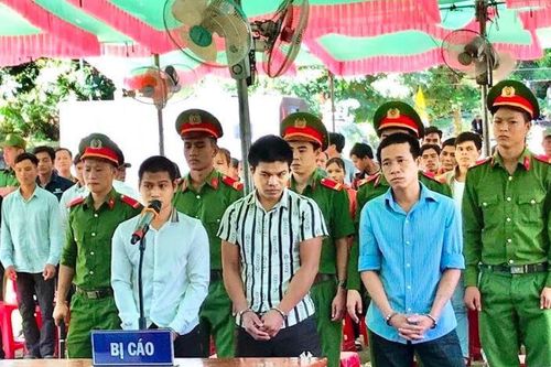 Chém chết bạn nhậu vì nghi 'cầm đồ thuốc độc', 3 thanh niên lĩnh án 46 năm tù
