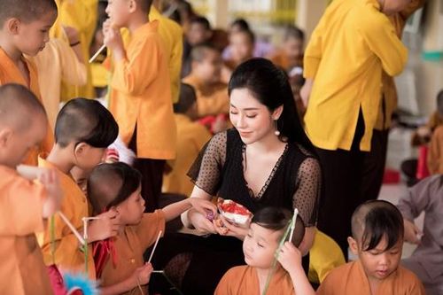 Hoa hậu Tô Diệp Hà mang Tết Trung thu sớm cho trẻ mồ côi