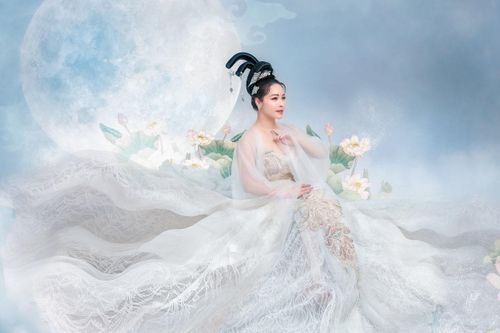 Nhật Kim Anh hóa Hằng Nga