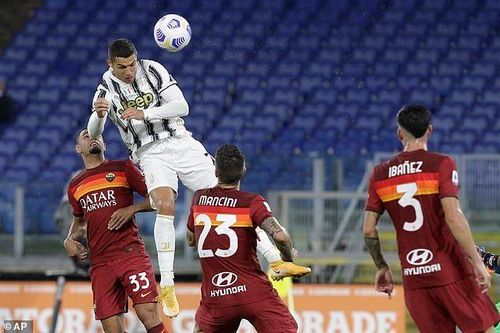 Ronaldo giải cứu Juventus trước Roma đầy ngoạn mục