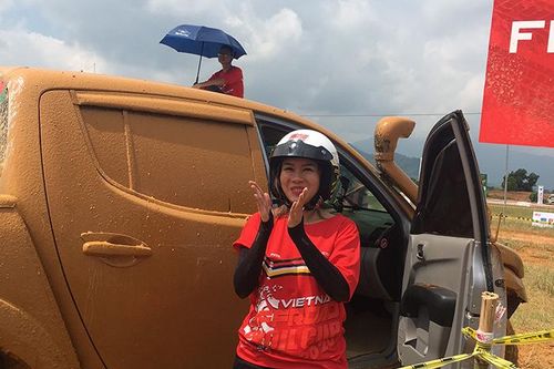 'Bóng hồng' duy nhất chinh phục đường đua khó ở giải ô tô địa hình