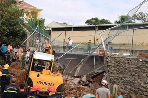Sập bờ kè của trụ sở Phòng Cảnh sát giao thông, 1 người tử vong