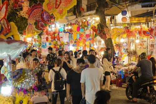 Hà Nội: Chuyện 'thu phí chụp ảnh' tại phố bán đồ Trung Thu Hàng Mã