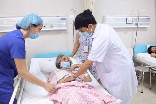 Cắt khối u nang buồng trứng nặng 9kg cho người bệnh 63 tuổi