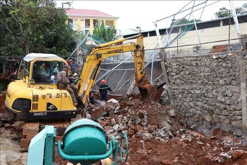 Sập bờ kè trụ sở Phòng Cảnh sát giao thông khiến một người tử vong