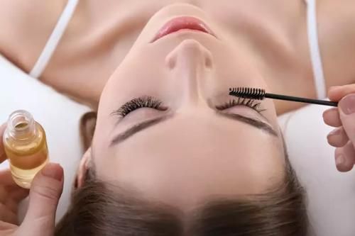 Những mẹo đơn giản để sở hữu bộ lông mi dài tự nhiên