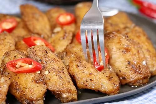 Ngon 'ngất ngây' với món gà sốt tiêu đen cho bữa tối thêm ấm áp