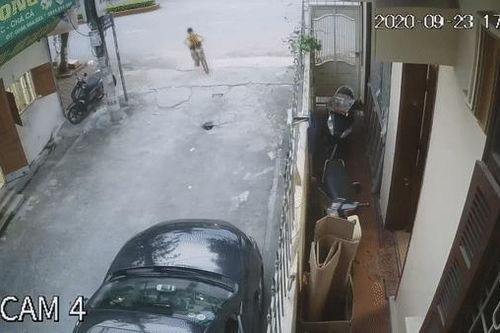 Clip: Cậu bé lao xe đạp làm móp ca-po ô tô, chủ xe 'nhận được mỗi câu' từ phụ huynh mà ngao ngán