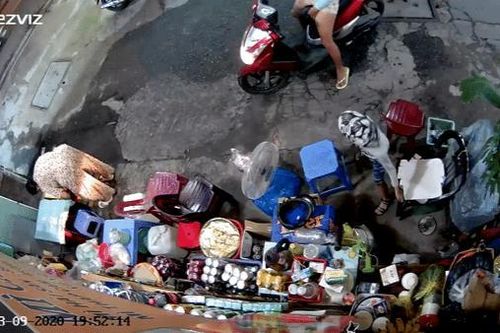 Clip: Người phụ nữ xúi giục con nhỏ trộm túi của bà cụ bán hàng rồi phóng xe tẩu thoát