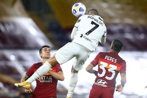Ronaldo ghi bàn sau cú bật nhảy như huyền thoại bóng rổ Michael Jordan