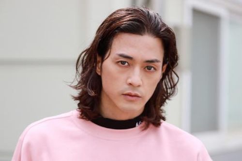Diễn một màu suốt 18 năm, Kim Ji Hoon được công nhận nhờ vai sát nhân điên 'Hoa của quỷ'