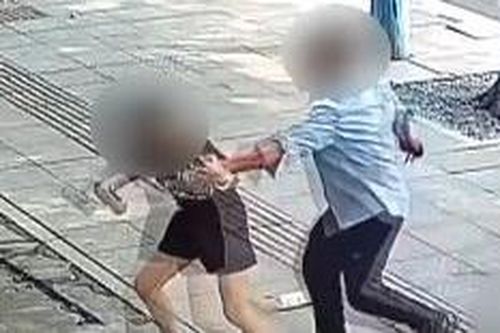 Đang đi trên đường, 2 người phụ nữ bất ngờ bị kẻ lạ mặt vác dao truy đuổi