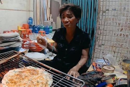 Chủ quán bánh tráng nướng ở Đà Lạt bị du khách tố khinh người, đuổi thẳng khách ra khỏi quán vì lí do hết sức vô lý