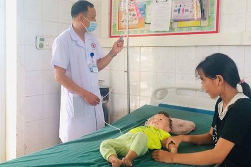 Bé 2 tuổi ăn phải hóa chất diệt kiến vì nghĩ là kẹo