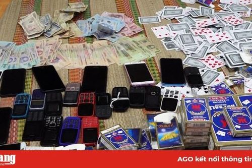 Hàng chục phụ nữ, đàn ông tụ tập đánh bài