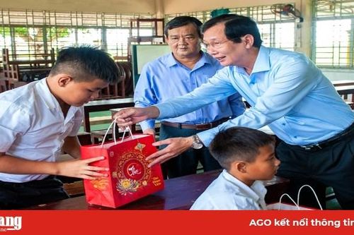 Phó Chủ tịch UBND tỉnh An Giang Lê Văn Phước thăm, tặng quà trung thu người già, trẻ em có hoàn cảnh đặc biệt
