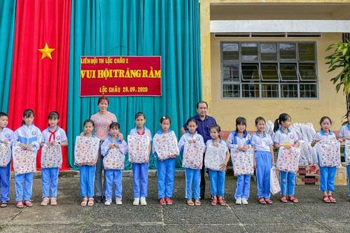 Trao 200 phần quà Trung thu cho trẻ có hoàn cảnh khó khăn