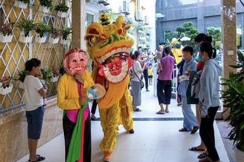 Trao hơn 100 suất quà trung thu cho các bệnh nhi