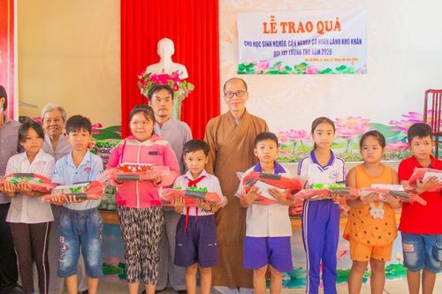 Tặng 100 suất học bổng Thích Trí Tịnh tại Đồng Tháp